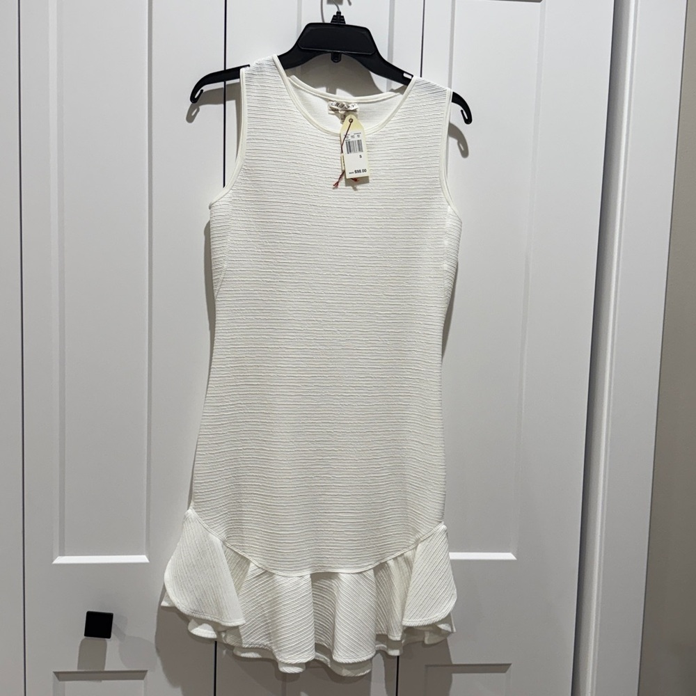 Elegant White Sleeveless Dress